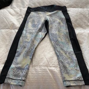 Under Armour Capri leggings! Multi color Lg New